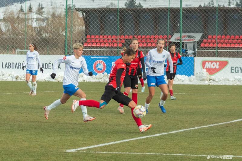 A csíki lányok veretlensége véget ért, miután a Farul csapata fölényben zárta a rangadót. A Székely Sport tudósítása szerint a mérkőzés izgalmas pillanatokkal teli volt, de végül a csapat nem tudta megőrizni eddigi hibátlan teljesítményét.