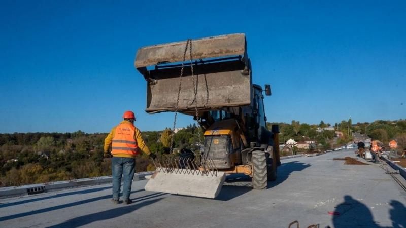 Az EBRD jelentős összegeket invesztál egy új ukrán autópálya megépítésébe, amely várhatóan hozzájárul a helyi gazdaság fejlődéséhez és a közlekedési infrastruktúra javításához. A projekt célja, hogy modern és biztonságos úthálózatot biztosítson, ezáltal e