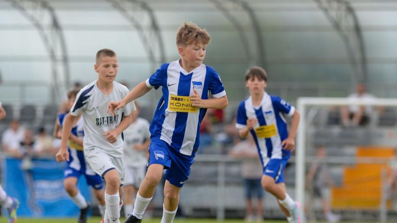 Király Ferenc emléktorna: A Hertha BSC diadalmaskodott Szombathelyen

A Király Ferenc emléktorna izgalmas mérkőzéseket hozott, ahol a Hertha BSC csapata magabiztosan megnyerte a szombathelyi eseményt. A torna célja, hogy tisztelegjen a legendás kapus emlé