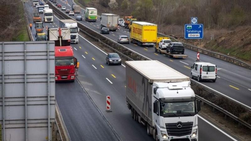 Kilométeres torlódások, sirénák zaja, és totális káosz: az M1-es autópálya ma végleg letette a fegyvert.