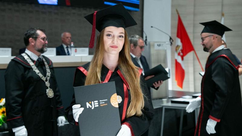Diplomaosztó ünnepség zajlott a Neumann János Egyetemen, ahol több mint 270 fiatal tehetség léphetett a színpadra, hogy átvegye megérdemelt oklevelét. Az esemény különleges pillanatokkal és megható beszédekkel gazdagította a résztvevőket, akik ezzel egy ú