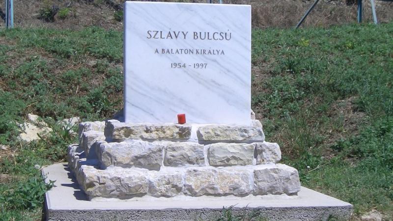Pontosan 28 évvel ezelőtt, egy napra pontosan, gyilkos lövéssel távolították el a Balaton királyát, és azóta is rejtély övezi a tettes kilétét.