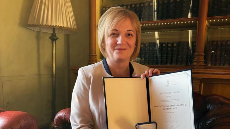 Egy különös történetet hallhattunk egy miniszteri elismeréssel büszkélkedő anyakönyvvezetőtől, aki arról számolt be, hogy már előfordult, hogy egy láda sörrel próbálták megakadályozni az esküvőt. Az ilyen események mindig izgalmas fordulatokat hoznak, és 