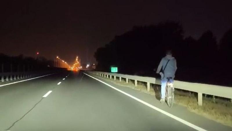 Jó ég! Mit is gondolhatott ez a biciklis? Valami egészen elképesztőt rögzítettek videóra Debrecen környékén!