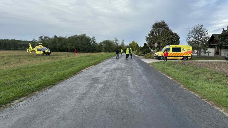 Súlyos baleset történt a szántóföldön, amely miatt mentőhelikoptert és a vasi tűzoltók csapatát is riasztották. A helyszínen készült fotók tanúsítják a tragikus esemény súlyosságát.