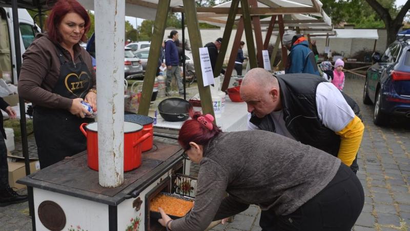 Rekordlétszámú résztvevő gyűlt össze a Mátyás téren, hogy egy különleges főzőesemény keretében támogassák a ferences szegénykonyhát. Az esemény során a résztvevők közösen készítettek ízletes ételeket, miközben a közösségi szellem és a jótékony célok is ös