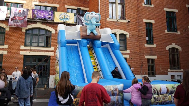 Itt is elindult a választási kampány izgalmas forgataga!