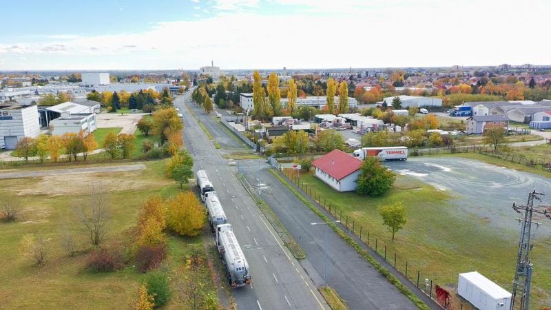 Eltűnt egy férfi a határ közelében, és a hatóságok drónok segítségével folytatják a keresést. A területen több fotót is készítettek a nyomozás előrehaladásáról.