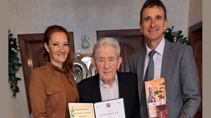 A mozgás elengedhetetlen az egészség megőrzéséhez, ezért még ma is aktívan tevékenykedik – ez a hosszú és boldog élet kulcsa.