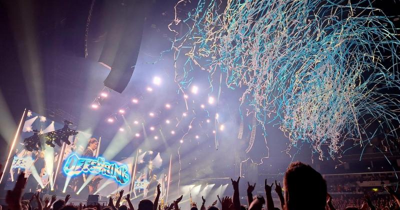 Az Offspring koncertje felülmúlta a várakozásokat, és legalább annyira szórakoztató volt, mint a zenekar fellépését megelőző izgalmas szünet. Az emberek már a kezdés előtt feszülten várták a pillanatot, amikor a kedvenc dalaik felcsendülnek. A szünetben a