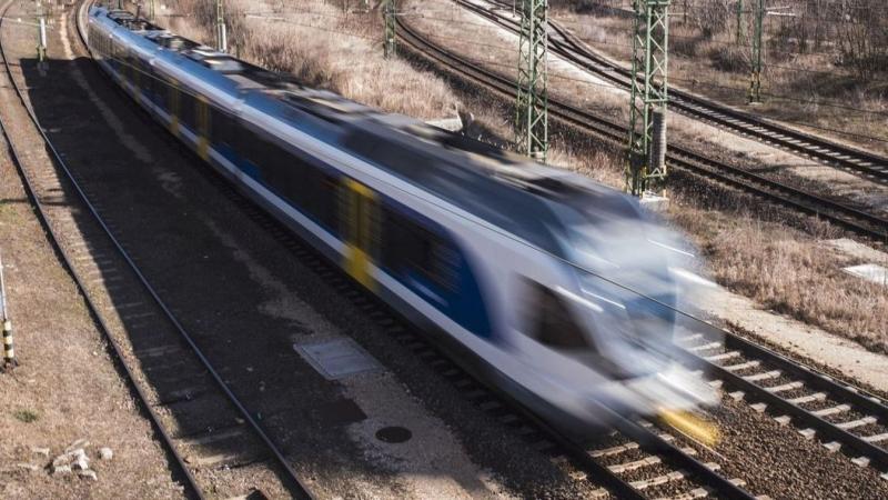 Elakadt tehervonat okozhat fennakadásokat a közlekedésben a fehérvári vasútvonalon.