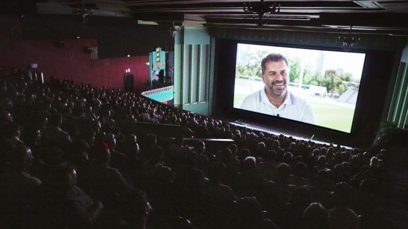 Telt ház előtt került bemutatásra az ausztrál Puskás-dokumentumfilm, ahol a nézők izgalommal várták a legendás labdarúgó életének és pályafutásának felelevenítését.