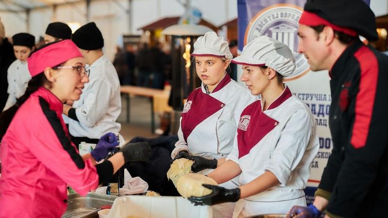 DELMAGYAR - A tepertőfesztiválon ínycsiklandó töltött káposzta készült.