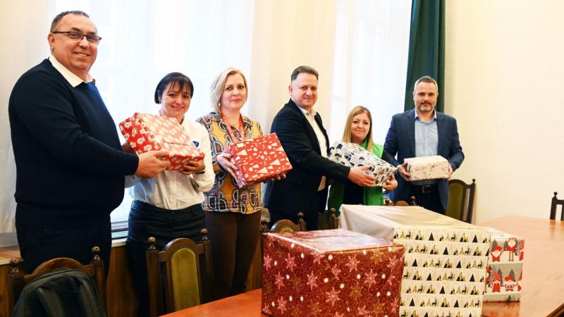 SZOLJON - A szeretetdoboz mellett egy igazán különleges meglepetéssel is készült a lelkész a szolnoki tájékoztatóra.