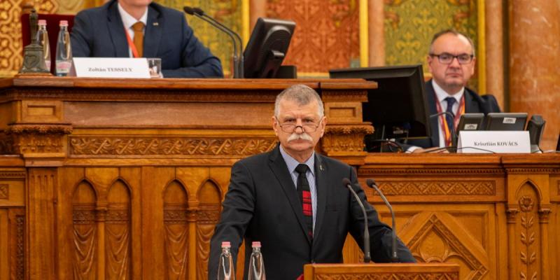 Kövér László szavaival élve, Magyar Pétert ostoba gazembernek, Emmanuel Macront és Manfred Webert pedig buta idiótáknak titulálta. Mindeközben hangoztatta, hogy valójában senki iránt nem táplál gyűlöletet.