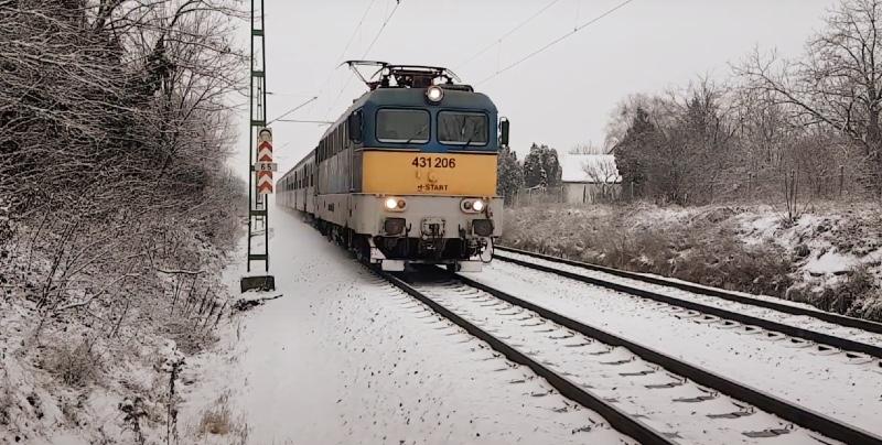 A vasúti közlekedés biztonságát veszélyeztető esemény történt, melynek következtében a rendőrség nyomozást indított. A hatóságok jelenleg is aktívan keresik az érintett személyt. (Kép is mellékelve)