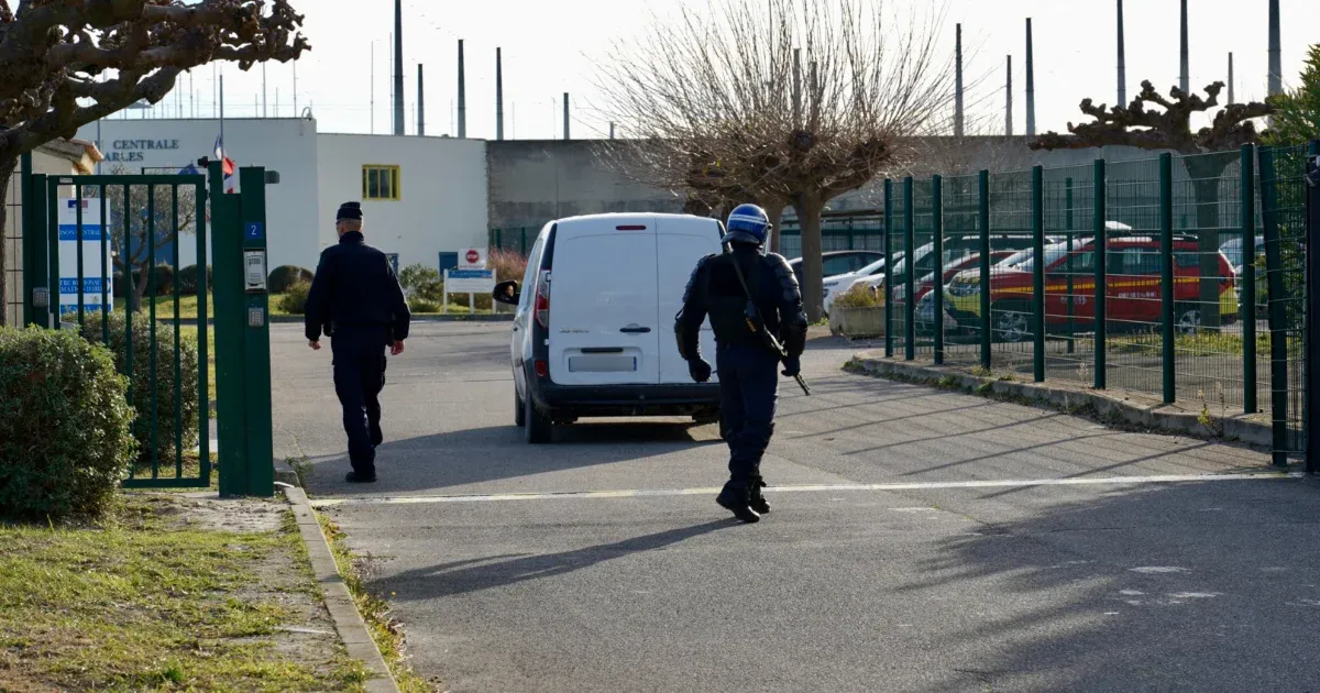 Egy francia börtönben egy rab orvosokat ejtett túszul, ami komoly feszültséget okozott az intézményben. A hatóságok gyorsan reagáltak, és a helyzetet sikeresen kezelve letartóztatták a támadót.