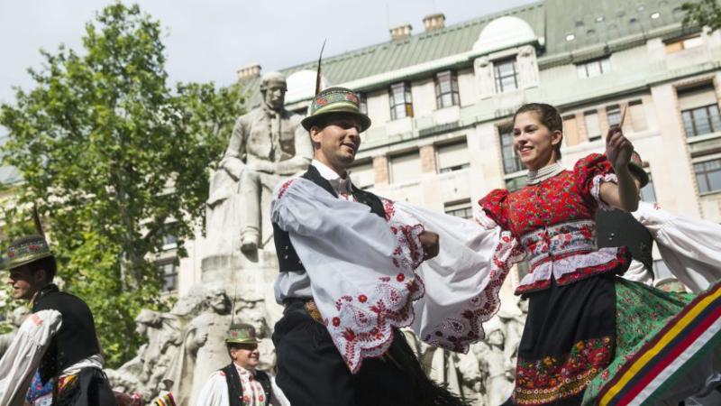 A Duna Karnevál 30. születésnapját grandiózus felvonulással, nemzetközi néptáncversennyel és pezsgő táncházzal ünnepli. Ez az esemény nem csupán a néptánc iránti szenvedélyt hirdeti, hanem a kultúrák találkozásának és a közösség összetartozásának örömét i