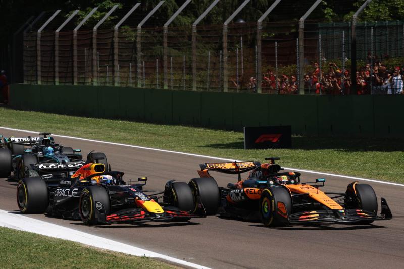 Horner véleménye szerint Verstappen kockázatos lépést tett, amikor Piastri megelőzésével próbálkozott, ami balesethez vezethetett.