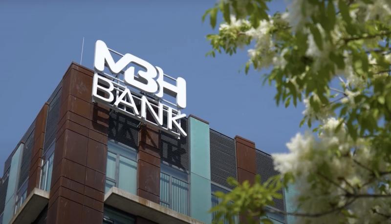 Az MBH Bank ügyfeleinek több százának pénzügyei veszélybe kerültek, mivel feltételezések szerint csalók juthattak hozzá a számlainformációikhoz. A rendőrség már megkezdte a nyomozást az ügyben, hogy kiderítse, hogyan történhetett meg a támadás, és hogy a 