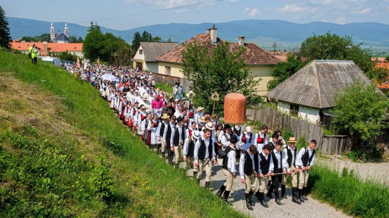 Idén is több százezer zarándok gyűlt össze a csíksomlyói búcsúra, hogy imáikban összekapcsolódjanak és közösen kifejezzék hitét. Az esemény különlegessége, hogy a résztvevők nemcsak a vallási hagyományokat ápolják, hanem a közösség szellemiségét is erősít
