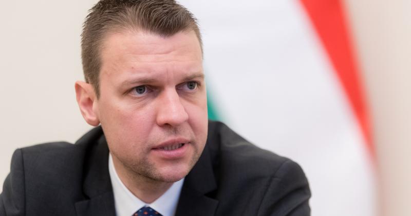 Menczer Tamás véleménye szerint Magyar Péter kétségbeesetten próbálja felhívni magára Orbán Viktor figyelmét, ami a politikai színtéren már-már sajnálatos látványt nyújt.