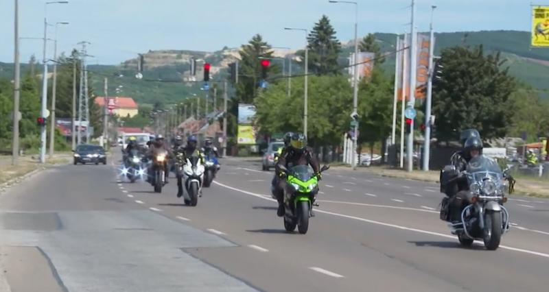 Eger motoros közössége megemlékezett a balesetben elhunyt társairól Kékestetőn - videóval kiegészítve - EgerHírek.