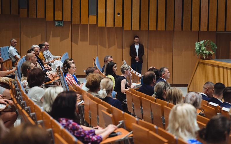 Kassán is prezentálta Drucker az iskolaügy jövőbeli átalakulásait, amelyek új perspektívákat nyithatnak meg a tanulás és oktatás terén.