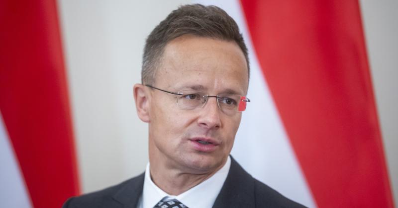 Szijjártó Péter a Védelmi Tanács ülése előtt sürgős telefonbeszélgetéseket folytatott.