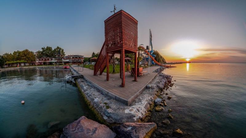 Íme a 10 legjobb balatoni strand, amelyeket a Google Maps értékelések alapján válogattunk össze. Fedezd fel a legszebb helyeket, ahol a napfény, a víz és a kikapcsolódás garantált!