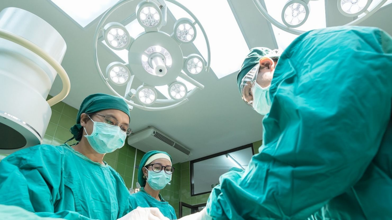 Súlyos tévedés történt az orvosi csapat részéről, ami végül tragédiához vezetett: a gyönyörű modell életét a műtét utáni váratlan szövődmények oltották ki.
