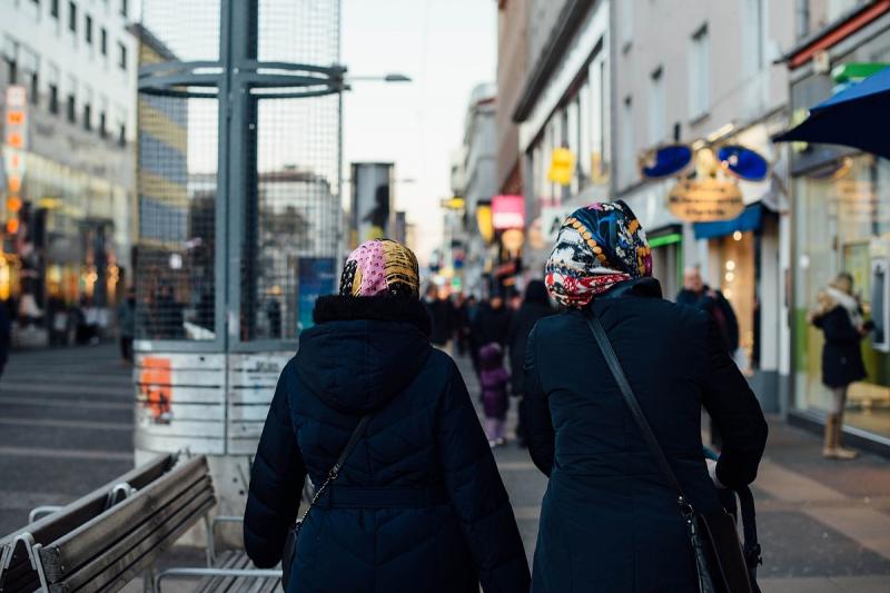 A helyzet Ausztriában egyre feszültebbé válik, és a kormány úgy döntött, hogy módosítja a menekültek szociális támogatási rendszerét. A közvélemény nyomására, valamint a növekvő társadalmi feszültségek miatt a hatóságok úgy érzik, itt az ideje lépéseket t