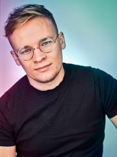 A korábbi mandineres Partos Bence vállalkozása felelős azért, hogy átláthatóvá tegye azokat, akik Orbán digitális polgári közösségébe szeretnének belépni.