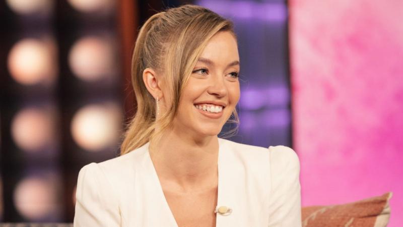 Elképesztő népszerűségnek örvendett egy videó Sydney Sweeney-ről, amelyen éppen egy lőtéren látható, ahol a legendás John Wick stílusában mutatja be lövési technikáit. A felvétel gyorsan felkapott lett, és a rajongók lelkesen osztják meg egymással a színé