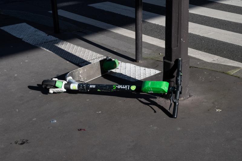 Napjainkban egyre több fiatal kerül baleset veszélyébe elektromos roller használata közben. Most egy 16 éves fiú szenvedett súlyos balesetet Ozora külterületén, ahol hatalmasat esett.