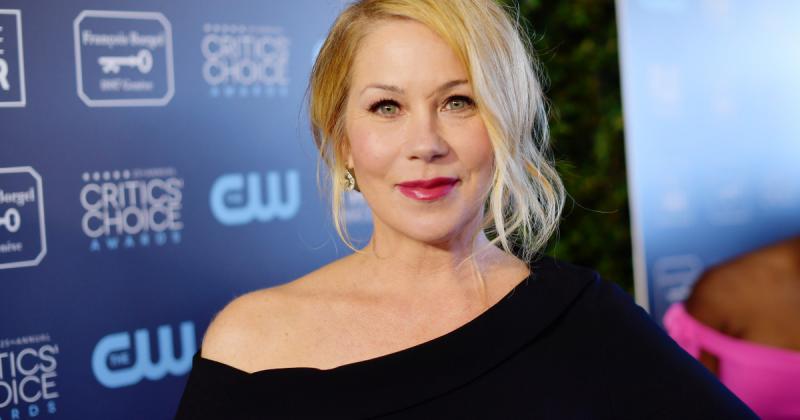 A gyógyíthatatlan beteg Christina Applegate kórházi ágyából szívszorító üzenetet küldött a világnak: megosztotta fájdalmát és küzdelmét, amelyet az állapota okoz. Vallomása a remény és a bátorság erejéről tanúskodik, és arra emlékeztet minket, hogy az éle