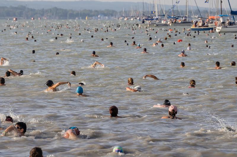 Több halasztás után végre zöld lámpát kapott a Balaton-átúszás!
