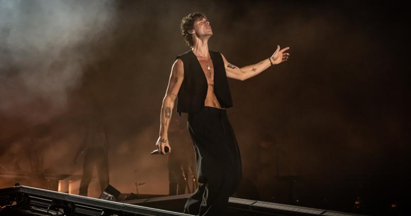 Shawn Mendes a Sziget Fesztivál színpadán varázslatosan életre keltette a telihold fényét, miközben elbűvölő dallamaival elröpítette a közönséget az éjszaka varázsába.