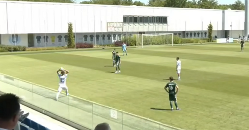 Az MTK futballistája nem mindennapi módon szerzett gólt, amikor egy bedobás után a labda váratlanul az ellenfél kapujába került. A játékos szándéka csupán az volt, hogy sportszerűen folytassa a játékot, de a véletlen közbeszólt. Nézd meg a videót, és csod