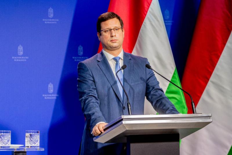 Gulyás Gergely éles kritikát fogalmazott meg a szakszervezetekkel szemben, hangsúlyozva, hogy véleménye szerint elegendő számú tanár áll rendelkezésre az oktatási rendszer működtetéséhez.