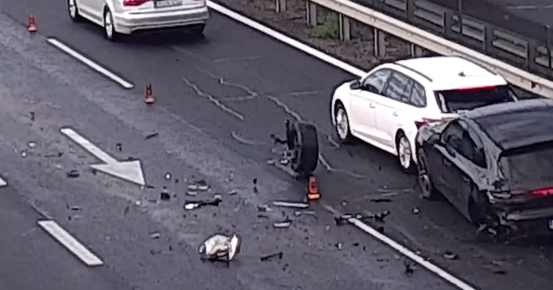 Egy szabálytalanul visszaforduló gépjármű okozott egy váratlan forgalmi torlódást és egy ráfutásos balesetet az M1-es autópályán.