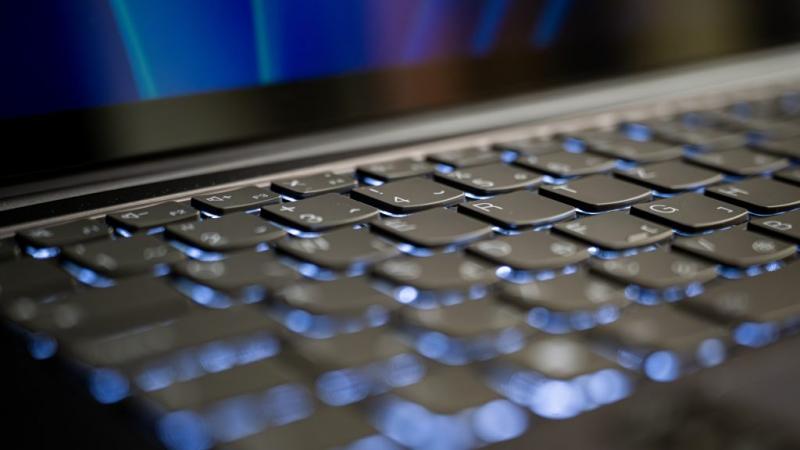 A munkahelyi szólásszabadság: Milyen kifejezéseket és véleményeket oszthatunk meg a munka világában?

A munkahelyeken való szólásszabadság egy olyan fontos téma, amely a munkavállalók jogait és a munkahelyi kultúrát érinti. Milyen határok között mozoghatu