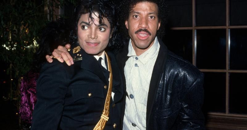 Lionel Richie meglepő részleteket osztott meg Michael Jacksonról, akiről azt állította, hogy folyamatosan szokatlan szagok árasztották el. Az énekes szavai rávilágítanak a pop királyának különös oldalára, amely eddig rejtve maradt a közönség előtt.