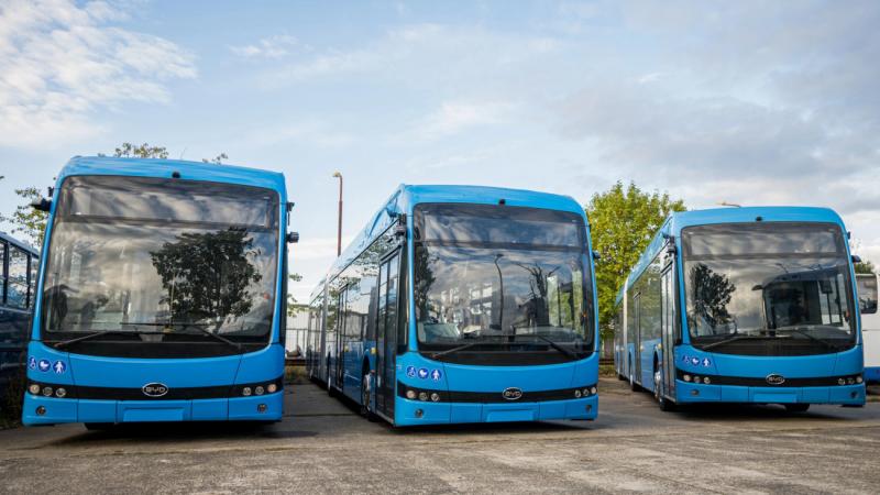 Budapestre egy igazán különleges jármű érkezett: bemutatkoztak az első elektromos csuklósbuszok! Ezzel a város közlekedése egy új, fenntartható korszakba lép, amely nemcsak a környezet védelmét szolgálja, hanem a városi közlekedés kényelmét is fokozza.