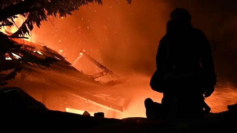 A lángok martalékává vált az autószerelő műhely, ahol a TEK mesterlövészének kellett helytállnia. Az éjszakai sötétségben a füst fojtogatóan terjengett, miközben a tűzoltók harcoltak a tomboló lángokkal. A helyszín körüli csendet csak a vízsugár zúgása és