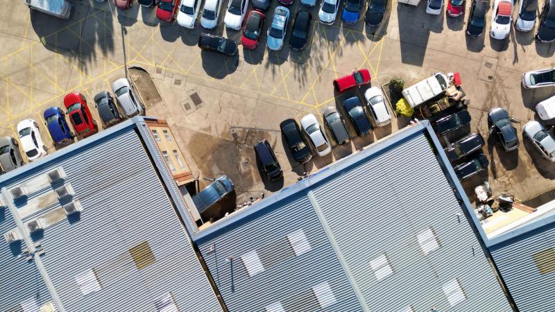 Zuhanórepülésben a használt autók piaca

A használt autók árai jelenleg drámai csökkenésnek indultak, ami számos tényező együttes hatásának köszönhető. A kereslet és kínálat dinamikája, a gazdasági helyzet, valamint a új járművek elérhetősége mind hozzájá