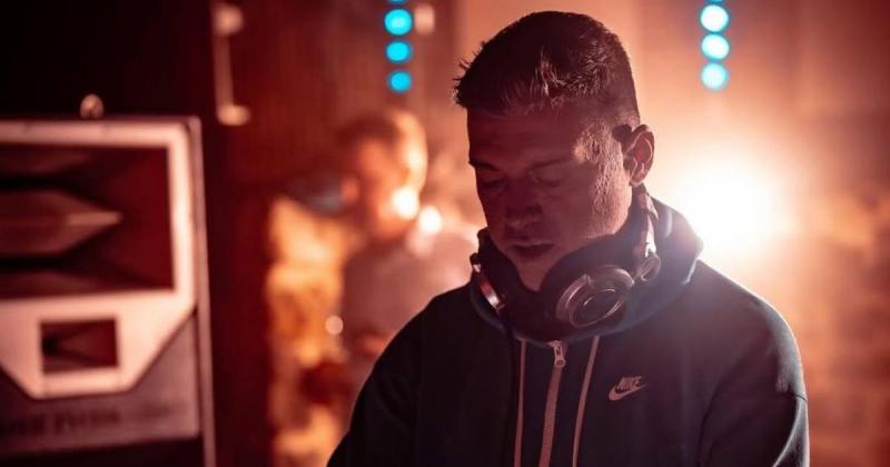 Mi történt? A magyar DJ egy időre visszavonul a zenélés világából, hogy új inspirációkat keressen és feltöltődjön. Az utóbbi időszak feszített tempója után úgy döntött, hogy egy kis szünetet tart, amely alatt új irányokat és ötleteket fedezhet fel.