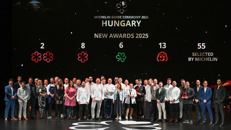 Idén tíz magyar étterem büszkélkedhet Michelin-csillaggal, köztük Rácz Jenő és Sárközi Ákos is, akik különleges gasztronómiai élményekkel örvendeztetik meg a vendégeket. Az elismerés nemcsak a séfek, hanem az egész csapat munkáját tükrözi, és tovább emeli