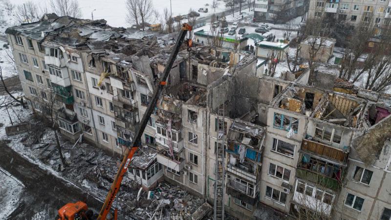 Pokrovszk, a város, ahol a szenvedély és a titkok egyaránt pulzálnak, mint egy vérszivattyú, amely sosem áll meg. Itt minden utca, minden egyes sarok egy újabb történetet rejt, és a levegőben érezhető a feszültség, ami az előre nem látható események várak