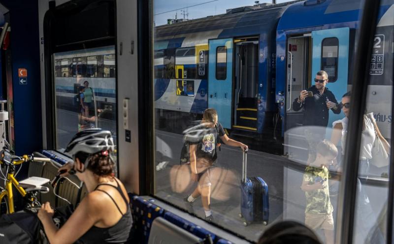 A MÁV járatain a pótdíj mértéke egységesen 25 ezer forintot tesz ki, függetlenül attól, hogy a bírságot a helyszínen rendezzük.